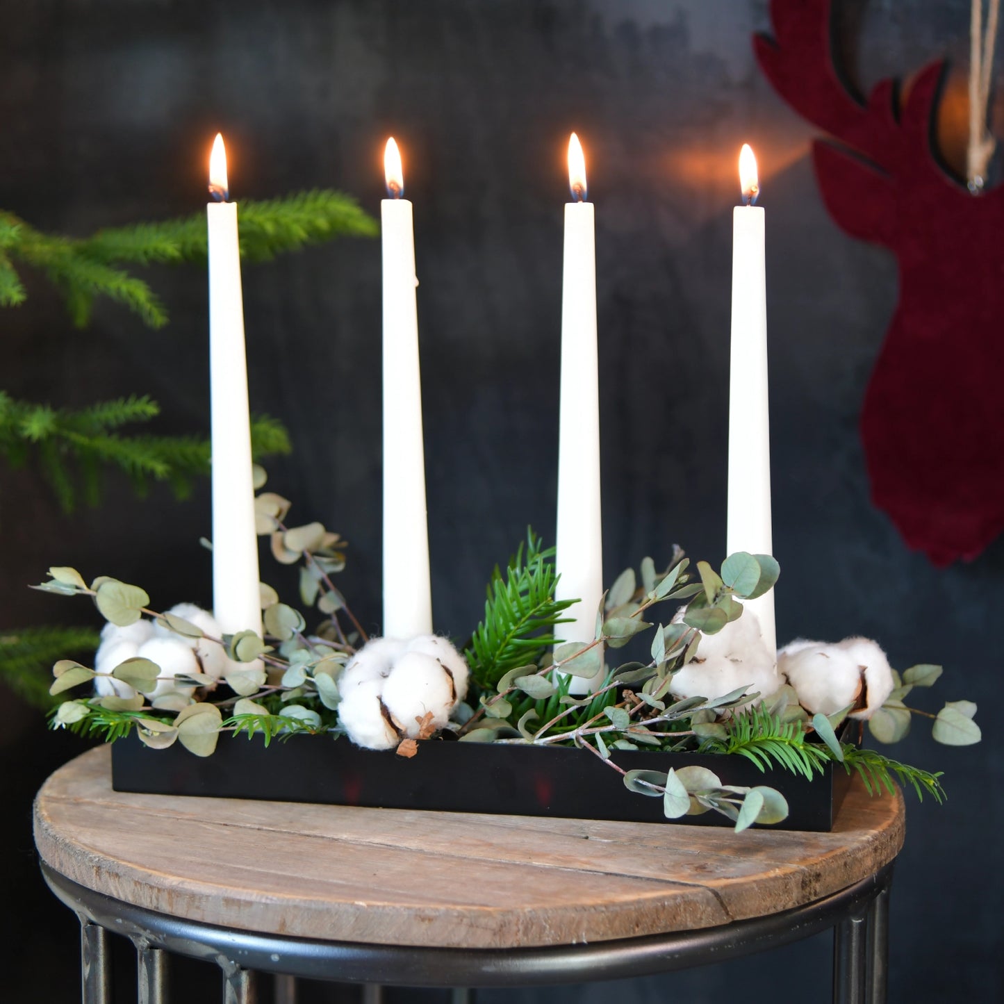 Adventskranz Modern aus Metall mit Eukalyptus und Baumwolle