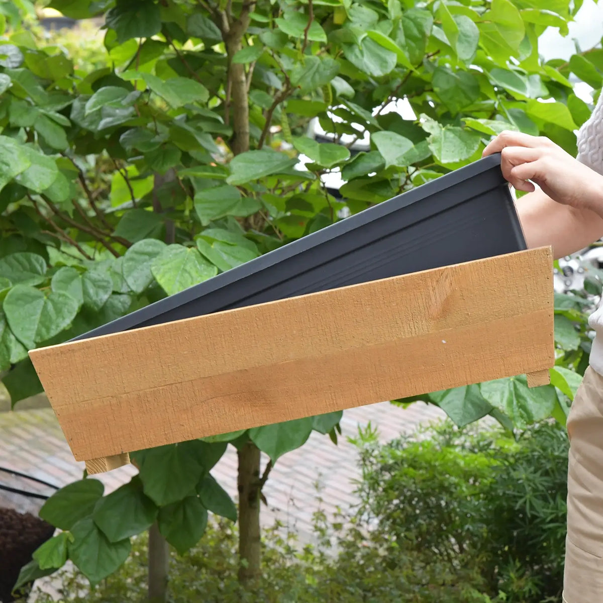 Balkonkasten aus Holz mit Erde – Green Me Up
