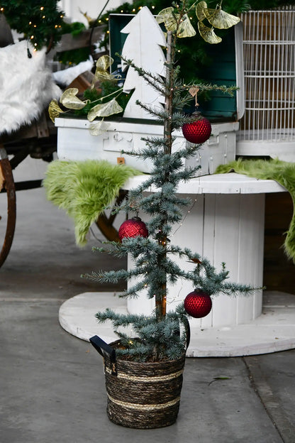 Große Zeder mit Weihnachtsschmuck dekoriert