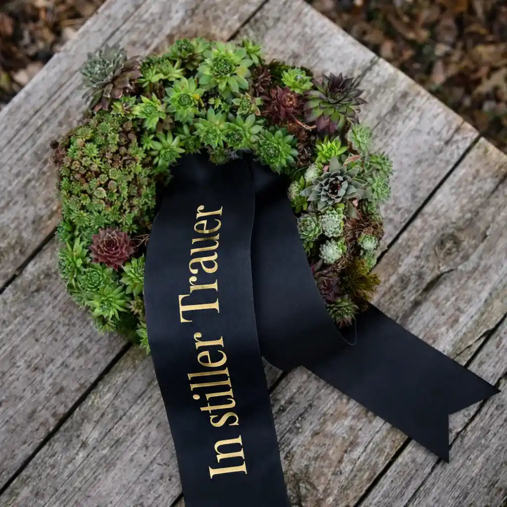 kleiner Trauerkranz mit Sukkuelenten und schwarzer Schleife